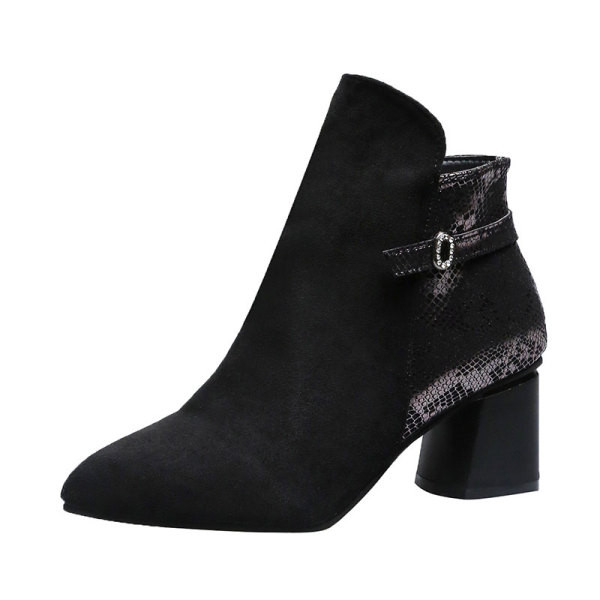 Modern női csizma eko bőrből és öko velúrból állatmintával és vastag sarokkal fekete színben