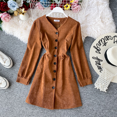 Modern női ruha spitz nyakkivágással és gombokkal fekete, bézs és barna színben