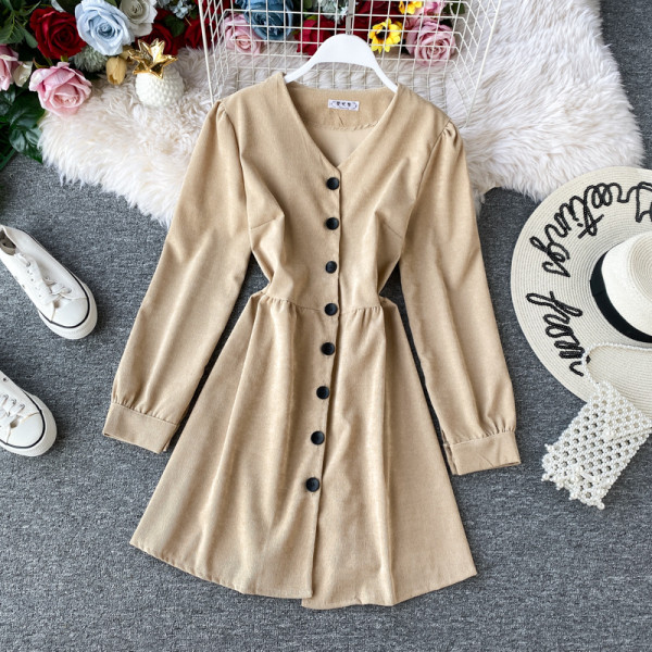 Modern női ruha spitz nyakkivágással és gombokkal fekete, bézs és barna színben