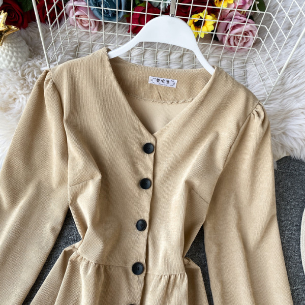 Modern női ruha spitz nyakkivágással és gombokkal fekete, bézs és barna színben