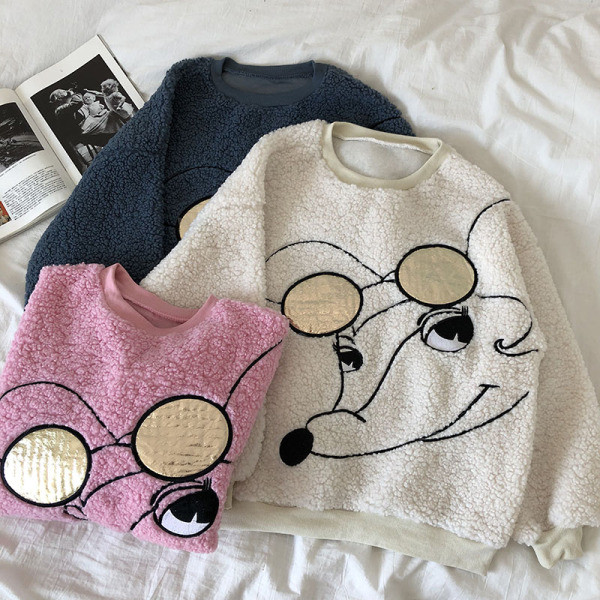 Női pulóver három színben hímzéssel és ovális nyakkivágással