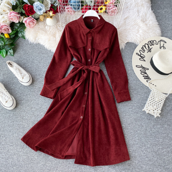 Stílusos női szabású ruha övvel és hosszú ujjú több színben