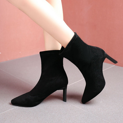 Μοντέρνες γυναικείες μπότες σε οικολογικό σουέτ με λεπτό τακούνι και φερμουάρ σε μαύρο χρώμα