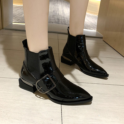 Stílusos női test csattal és vastag sarokkal fekete színben