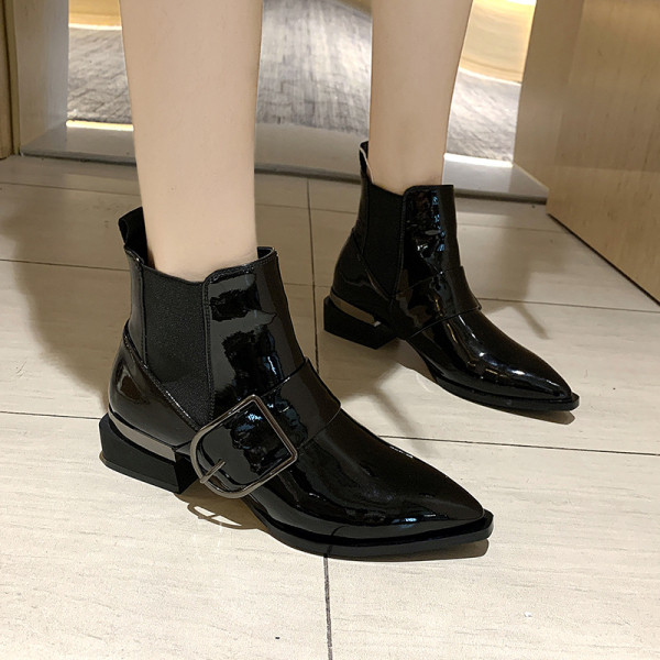 Stílusos női test csattal és vastag sarokkal fekete színben