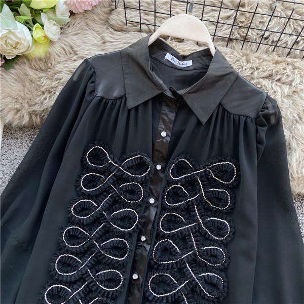 Stílusos női ing gombokkal és klasszikus gallérral fehér és fekete színben