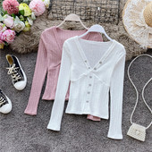 Modern női blúz spitz nyakkivágással és gombokkal, négy színben