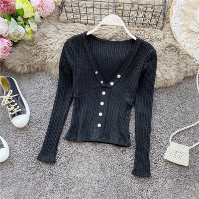 Modern női blúz spitz nyakkivágással és gombokkal, négy színben