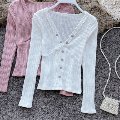 Modern női blúz spitz nyakkivágással és gombokkal, négy színben