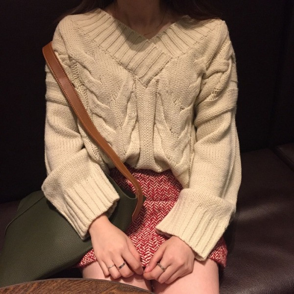 Γυναικείο χειμωνιάτικο πουλόβερ σε μπεζ χρώμα με λαιμόκοψη