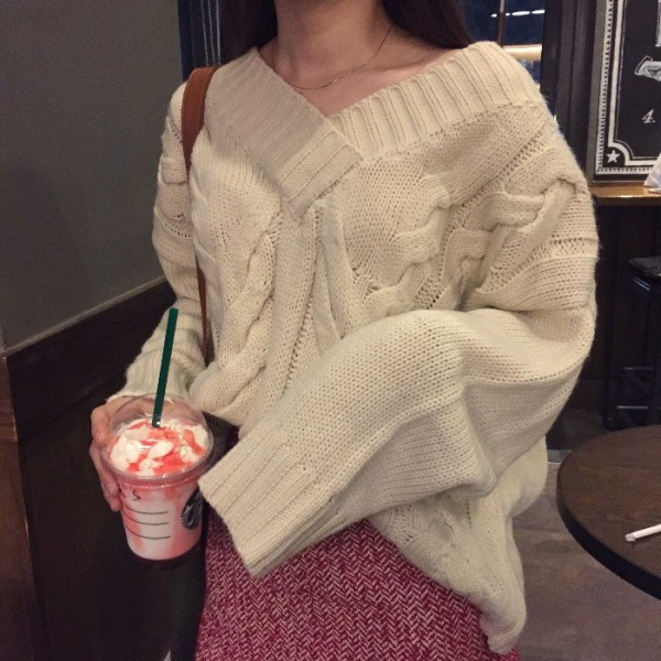 Γυναικείο χειμωνιάτικο πουλόβερ σε μπεζ χρώμα με λαιμόκοψη