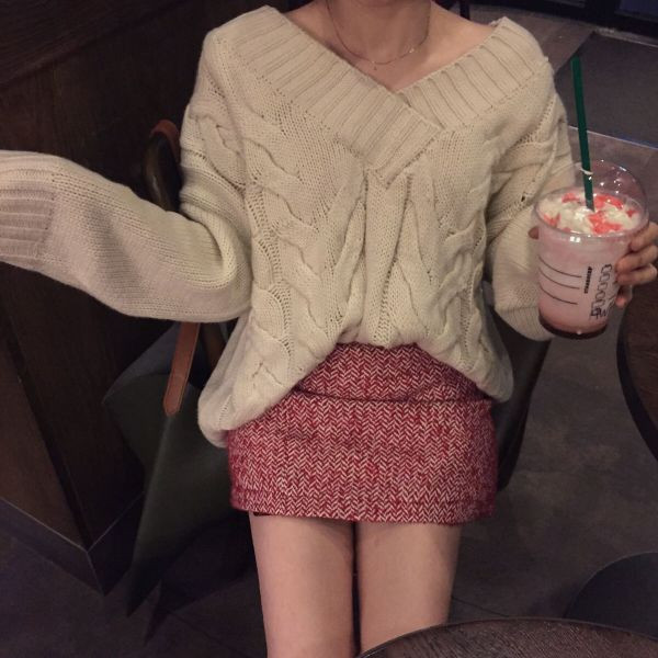 Γυναικείο χειμωνιάτικο πουλόβερ σε μπεζ χρώμα με λαιμόκοψη