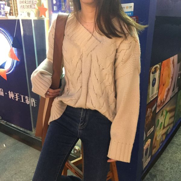 Γυναικείο χειμωνιάτικο πουλόβερ σε μπεζ χρώμα με λαιμόκοψη