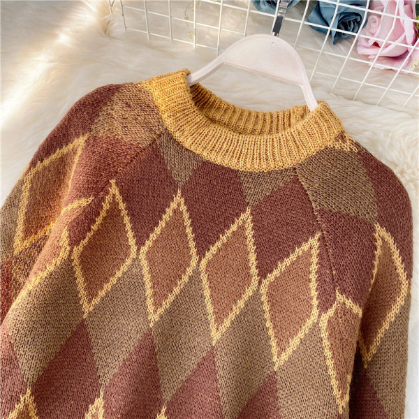 Modern női pulóver színes mintával és ovális nyakkivágással
