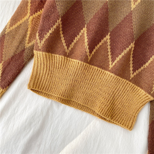 Modern női pulóver színes mintával és ovális nyakkivágással