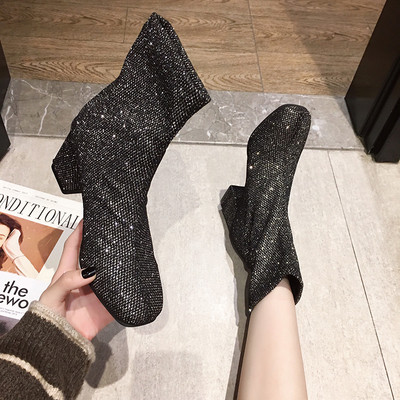 Κομψές γυναικείες μπότες με χοντρό τακούνια και λαμπερό αποτέλεσμα σε γκρι και μαύρο χρώμα