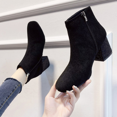 Μοντέρνες γυναικείες μπότες με χοντρό τακούνια και φερμουάρ σε λευκό και μαύρο χρώμα