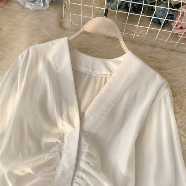 Modern női rövid ing spitz nyakkivágással és hosszú ujjú fekete, fehér és barna színekben