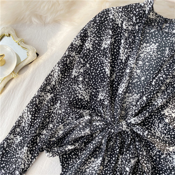 Μοντέρνο γυναικείο πουκάμισο με κορδόνια και μακριά μανίκια σε μαύρο και κόκκινο χρώμα