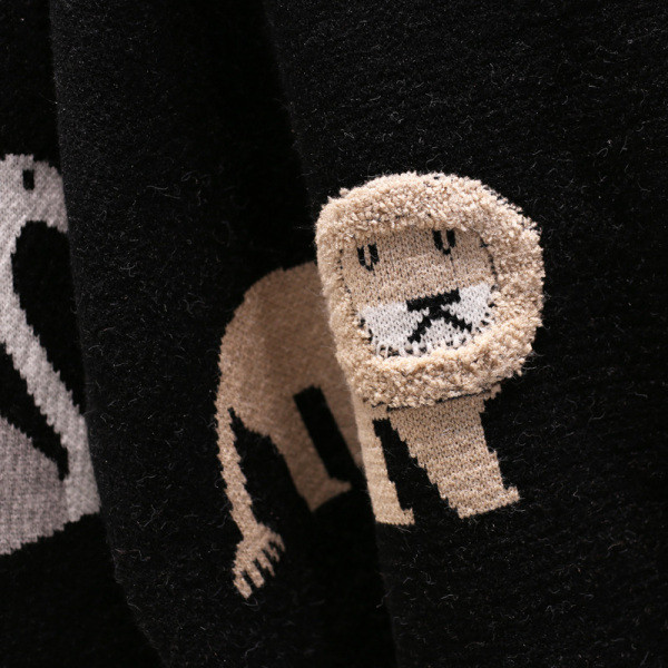 Női téli pulóver kerek nyakkivágással és hímzéssel