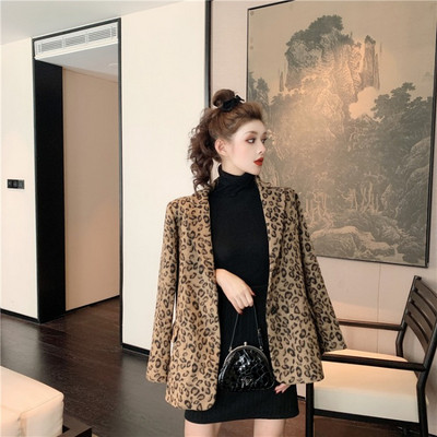 Модерна дамско сако в кафяв цвят с леопардов десен 