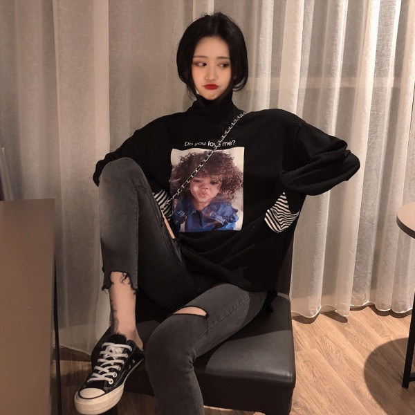 Női széles blúz pólógallérral és rátéttel, fehér és fekete színben