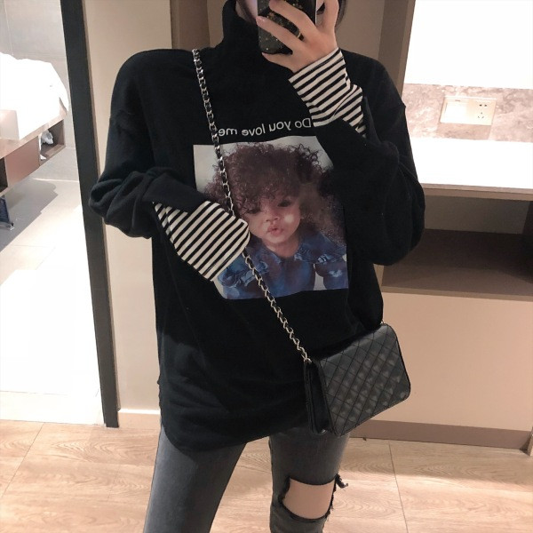 Női széles blúz pólógallérral és rátéttel, fehér és fekete színben