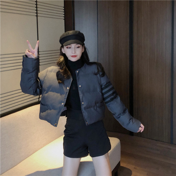 Rövid téli kabát fekete gombokkal