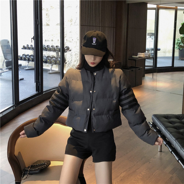 Rövid téli kabát fekete gombokkal