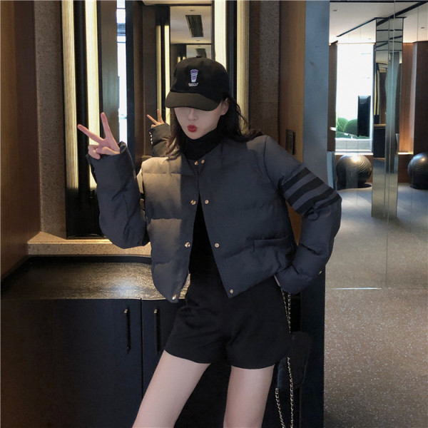 Rövid téli kabát fekete gombokkal