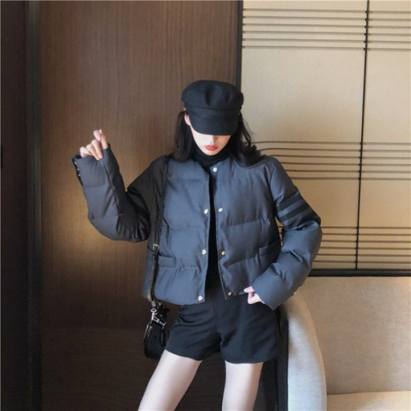 Rövid téli kabát fekete gombokkal