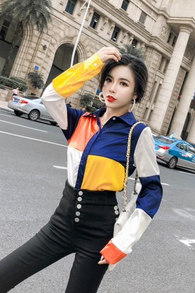 Női alkalmi ing klasszikus modell színes mintával