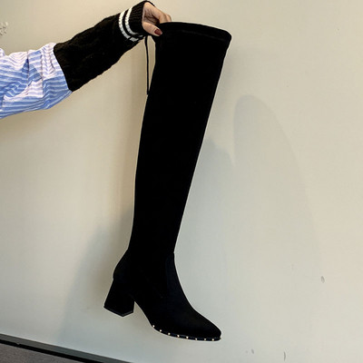 Modern női csizma eco velúrból, vastag sarkú és fűzős fekete színben