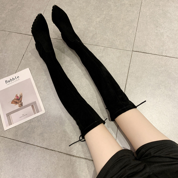 Modern női csizma eco velúrból, vastag sarkú és fűzős fekete színben