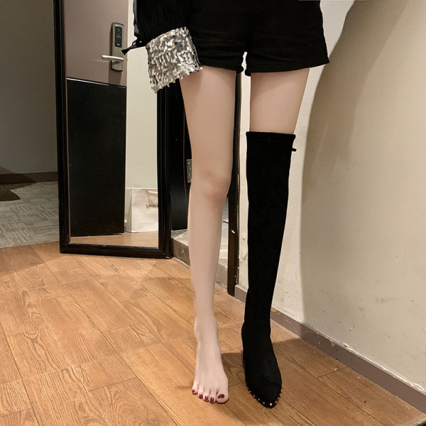 Modern női csizma eco velúrból, vastag sarkú és fűzős fekete színben