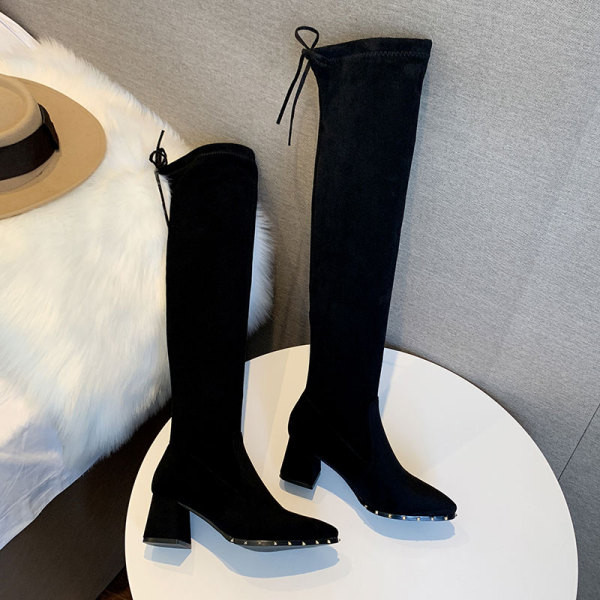 Modern női csizma eco velúrból, vastag sarkú és fűzős fekete színben