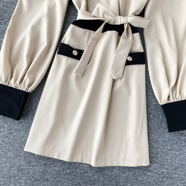 Modern női ruha hosszú ujjal és övvel fekete-fehér színben