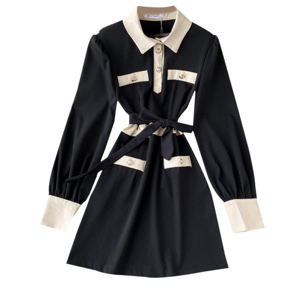 Modern női ruha hosszú ujjal és övvel fekete-fehér színben