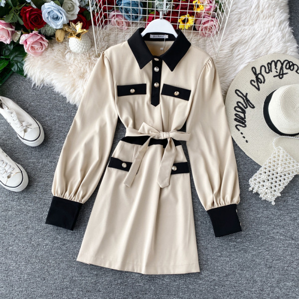 Modern női ruha hosszú ujjal és övvel fekete-fehér színben