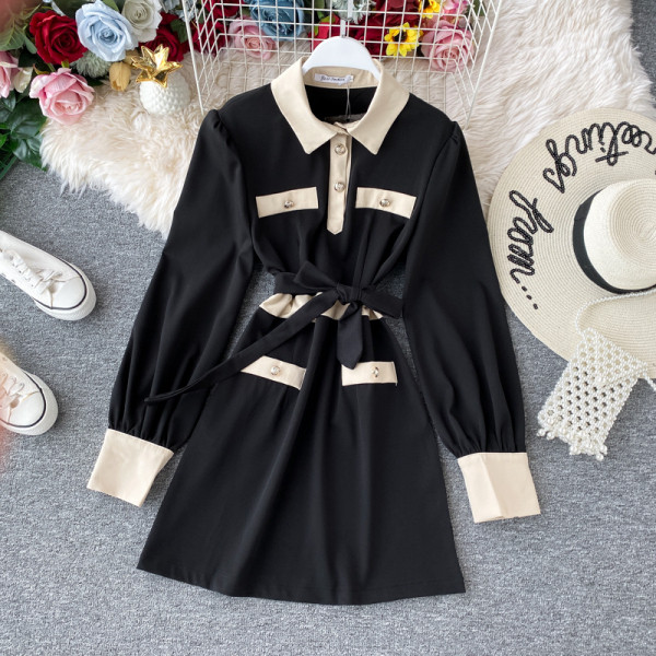 Modern női ruha hosszú ujjal és övvel fekete-fehér színben