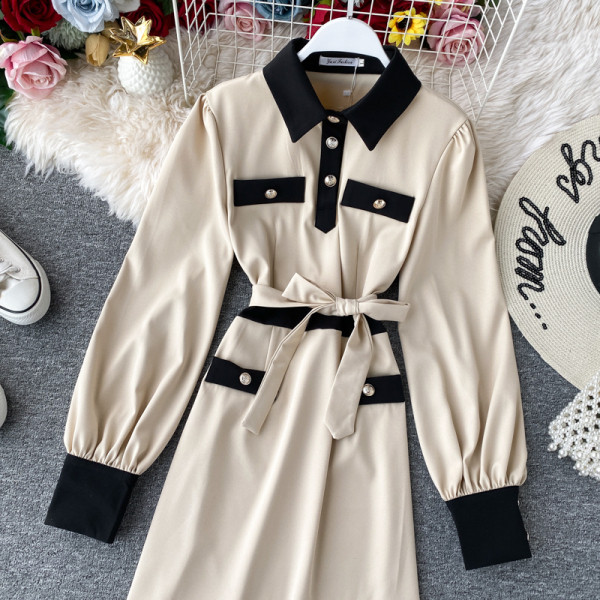 Modern női ruha hosszú ujjal és övvel fekete-fehér színben