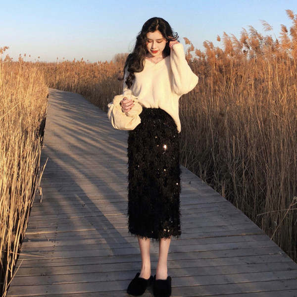 Μακρή μοντέρνα φούστα με κρόσσια και πούλιες