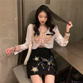 Rövid, modern fekete szoknya hímzéssel