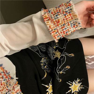 Rövid, modern fekete szoknya hímzéssel