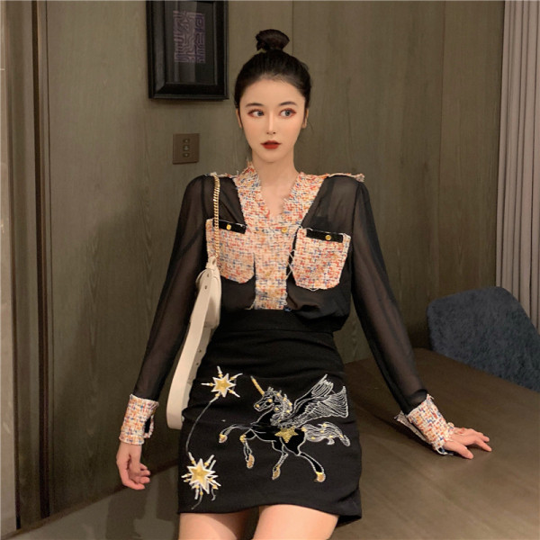 Rövid, modern fekete szoknya hímzéssel