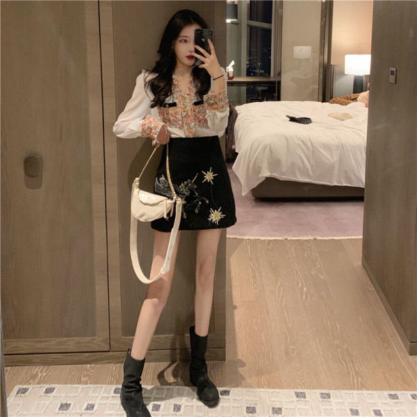 Rövid, modern fekete szoknya hímzéssel