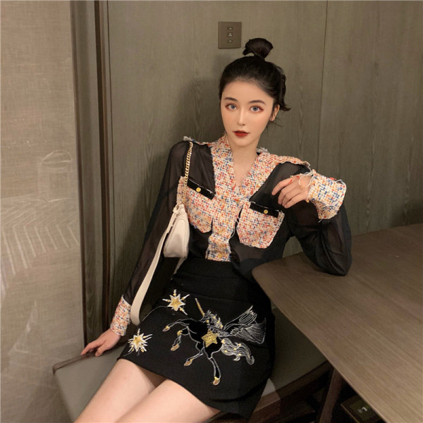 Rövid, modern fekete szoknya hímzéssel