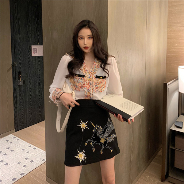 Rövid, modern fekete szoknya hímzéssel