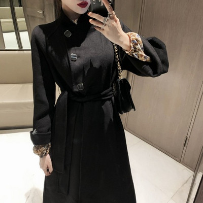 Μακρύ κομψό παλτό σε μαύρο χρώμα με ασυμμετρική στερέωση