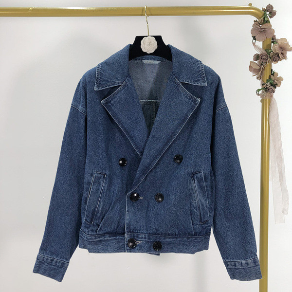 Női rövid farmerdzseki sötét színű gombokkal